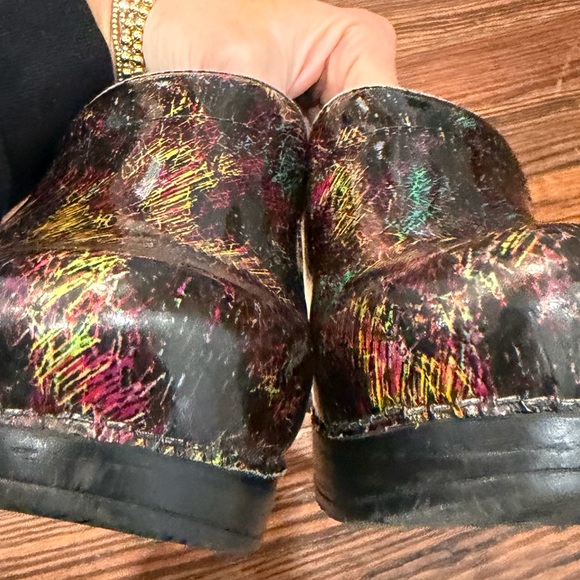Dansko Rainbow Scribble Patent Leather Clogs Women’s Sz 38 (U.S. 7.5) - Picture 4 of 7